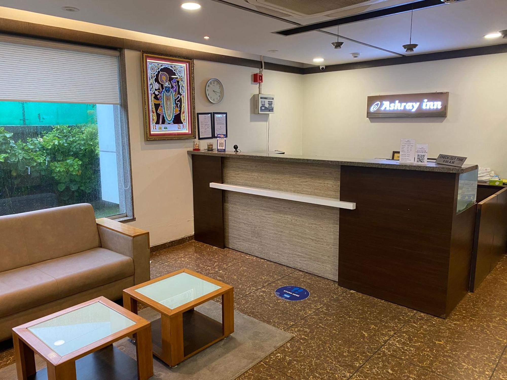 Hotel Ashray Inn Ahmedabad Bagian luar foto