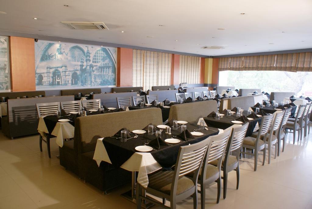 Hotel Ashray Inn Ahmedabad Bagian luar foto