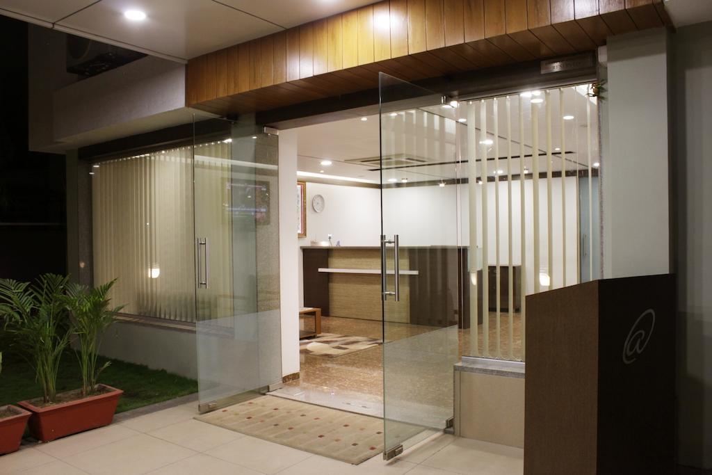 Hotel Ashray Inn Ahmedabad Bagian luar foto